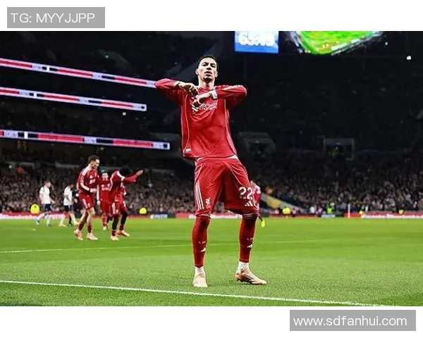 国王杯激战：利物浦逆转曼联红牌事件引发全场热议与战术分析