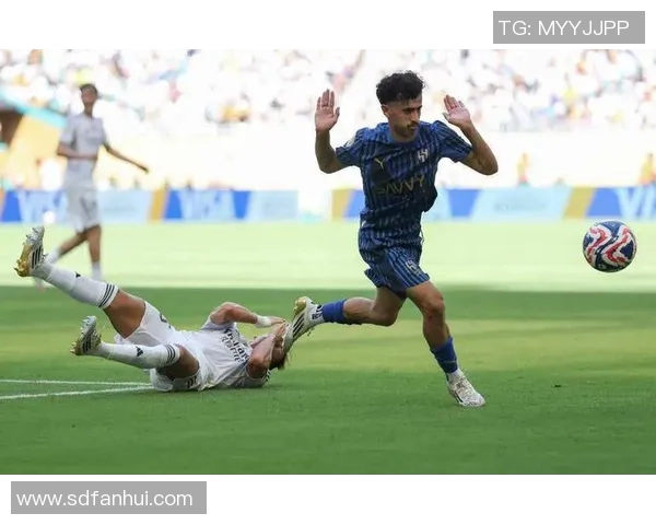 德甲惊天冷门里昂大胜巴黎圣日耳曼引发全场轰动点评