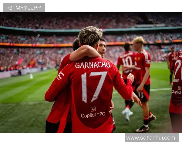 友谊赛精彩对决曼联与莱比锡战成平局绝杀瞬间引发全场热烈反响