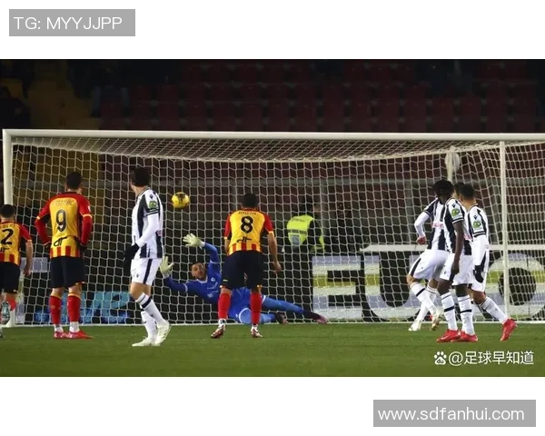 欧冠激战：那不勒斯逆转马竞争议判罚引发全场热议