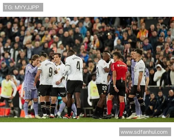 西甲激战:多特蒙德大胜尤文图斯乌龙球引发争议判罚全场沸腾 西甲激战:多特蒙德大胜尤文图斯乌龙球引发争议判罚全场沸腾